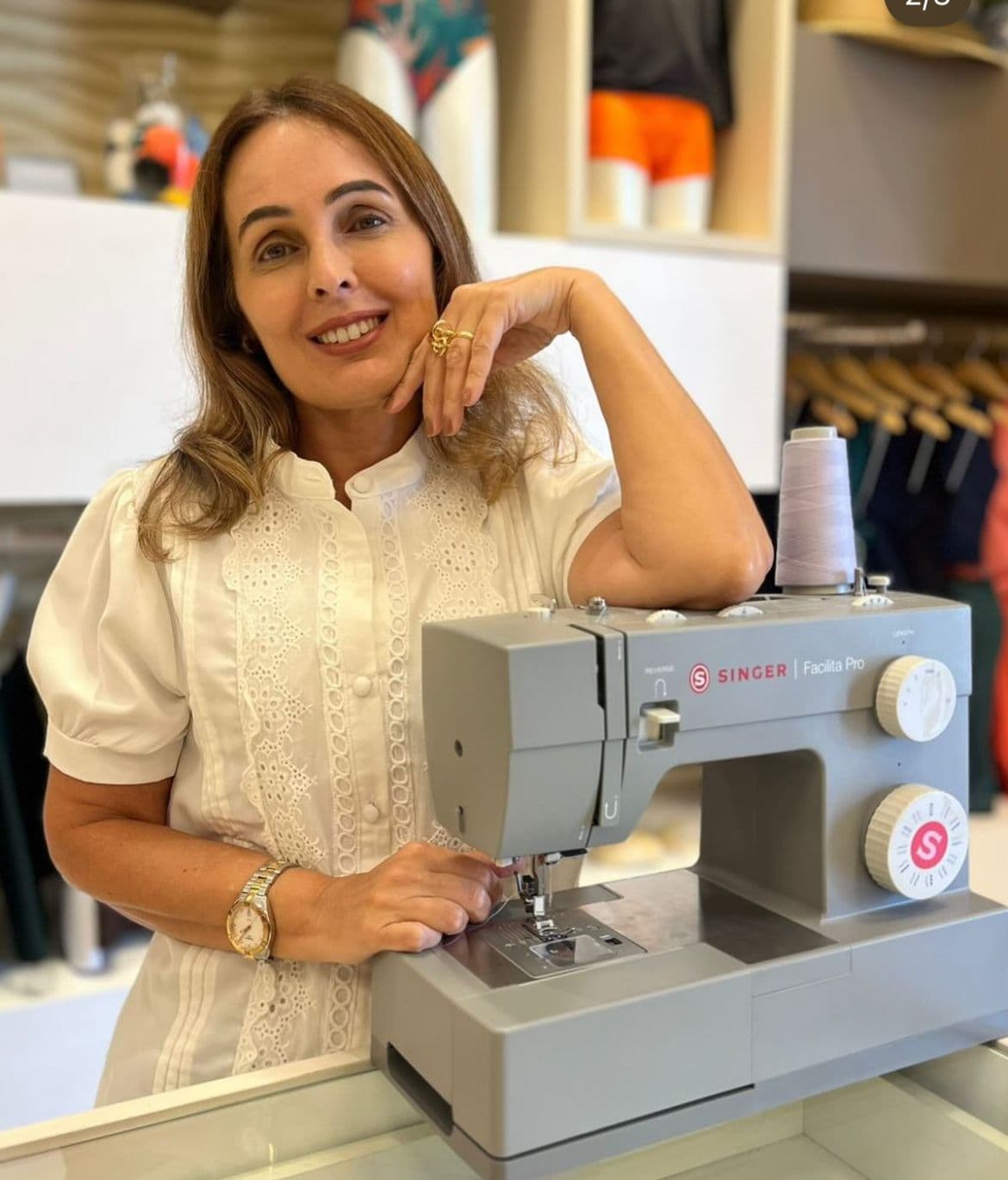 Mônica Pimentel e sua máquina de costura